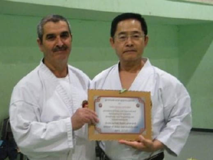 المدرب الكبير حسني عرار يستلم درع التأثير في عالم الكاراتيه – 2025